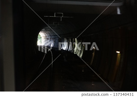 穿過隧道 穿過隧道 137340431