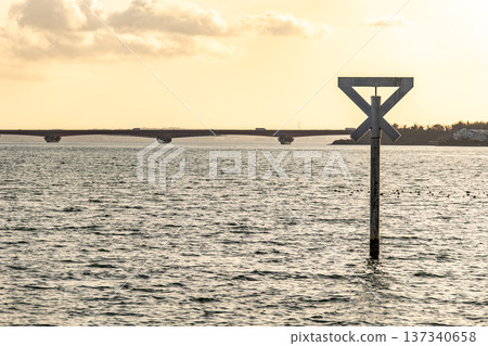 靜岡縣濱松市濱名湖景色，湖中可見地標，遠處可見東名高速公路的濱名湖大橋。 137340658