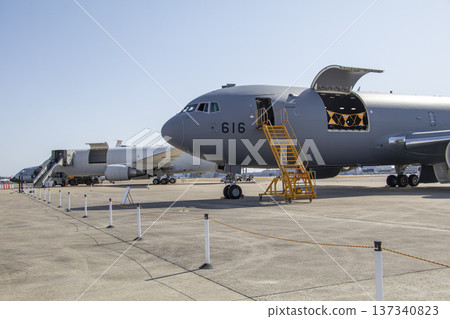 Aerial refueling machine 137340823