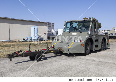 空軍自衛隊牽引車 空軍自衛隊牽引車 137341294