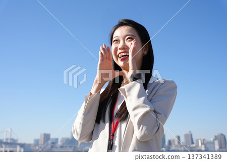 一位年輕的女商人擺姿勢表示支持 137341389
