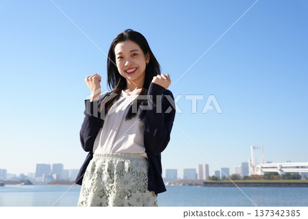 一位年輕女子擺姿勢表示支持 137342385