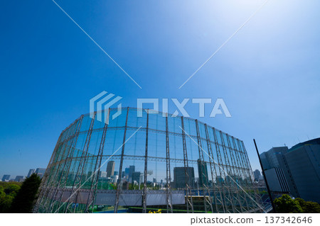 城市裡的高爾夫練習場，在藍天下 137342646