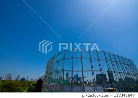 城市裡的高爾夫練習場，在藍天下 137342647