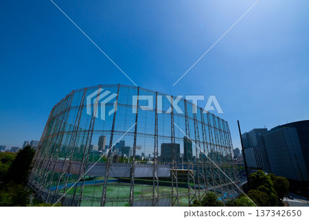 A driving range in the city, under the blue sky 137342650