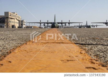 運輸機排成一列停放著。 137343190