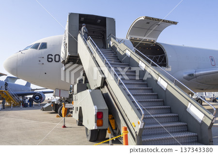 帶坡道的空中加油機 帶坡道的空中加油機 137343380