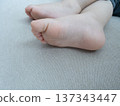 寶寶的小腳丫放鬆地放在柔軟的布料上。 137343447