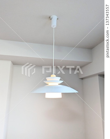 簡約的室內照明,搭配北歐風格的吊燈 簡約的室內照明,搭配北歐風格的吊燈 137343557