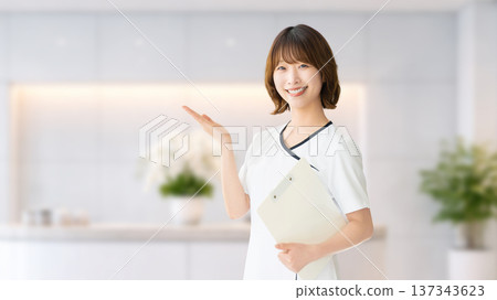 A female beauty salon staff member giving directions 137343623