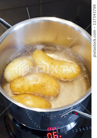 potatoes in boiling water potatoes in boiling water 137343799