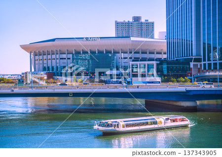 日本橫濱城市景觀，可欣賞 K Arena、橫濱希爾頓酒店、海上巴士（水上巴士）等景色。 137343905