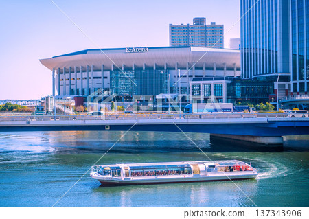 日本橫濱城市景觀，可欣賞 K Arena、橫濱希爾頓酒店、海上巴士（水上巴士）等景色。 137343906