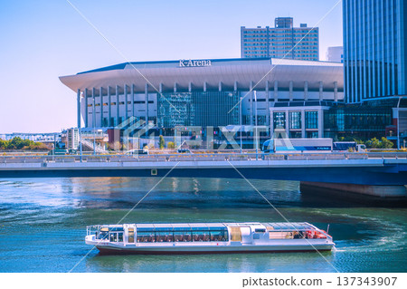 日本橫濱城市景觀，可欣賞 K Arena、橫濱希爾頓酒店、海上巴士（水上巴士）等景色。 137343907