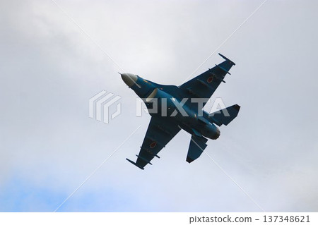 An F-2 jet fighter flying in high maneuverability over Hyakuri Base, the key to the capital's air defense. An F-2 jet fighter flying in high maneuverability over Hyakuri Base, the key to the capital's air defense. 137348621