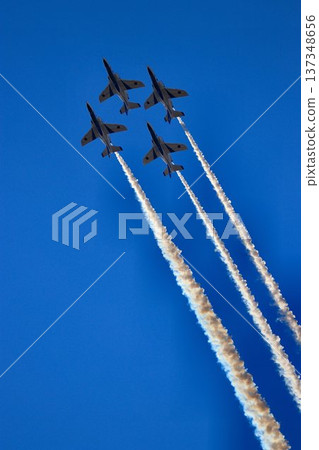This technology protects the skies of Japan... Blue Impulse displays beautiful formation flight 137348656