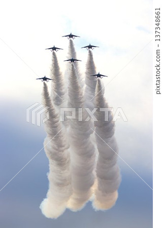 這項技術守護著日本的天空…藍色脈衝號飛行表演隊以其優美的「聖誕樹低空飛行」令人嘆為觀止。 137348661