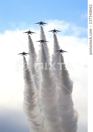 這項技術守護著日本的天空…藍色脈衝號飛行表演隊以其優美的「聖誕樹低空飛行」令人嘆為觀止。 137348662