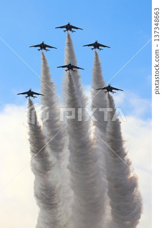 這項技術守護著日本的天空…藍色脈衝號飛行表演隊以其優美的「聖誕樹低空飛行」令人嘆為觀止。 這項技術守護著日本的天空…藍色脈衝號飛行表演隊以其優美的「聖誕樹低空飛行」令人嘆為觀止。 137348663