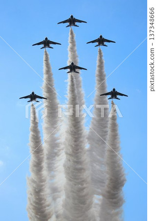 這項技術守護著日本的天空…藍色脈衝號飛行表演隊以其優美的「聖誕樹低空飛行」令人嘆為觀止。 這項技術守護著日本的天空…藍色脈衝號飛行表演隊以其優美的「聖誕樹低空飛行」令人嘆為觀止。 137348666