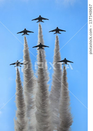 這項技術守護著日本的天空…藍色脈衝號飛行表演隊以其優美的「聖誕樹低空飛行」令人嘆為觀止。 這項技術守護著日本的天空…藍色脈衝號飛行表演隊以其優美的「聖誕樹低空飛行」令人嘆為觀止。 137348667