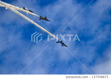 這項技術保護了日本的天空…藍色衝擊波展示美麗的編隊飛行 這項技術保護了日本的天空…藍色衝擊波展示美麗的編隊飛行 137348671