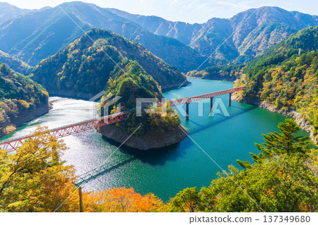 秋日大井川鐵道井川線:奧尾井城站的秋葉美景 秋日大井川鐵道井川線:奧尾井城站的秋葉美景 137349680