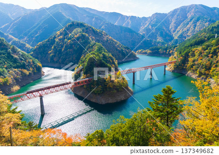 秋日大井川鐵道井川線:奧尾井城站的秋葉美景 秋日大井川鐵道井川線:奧尾井城站的秋葉美景 137349682