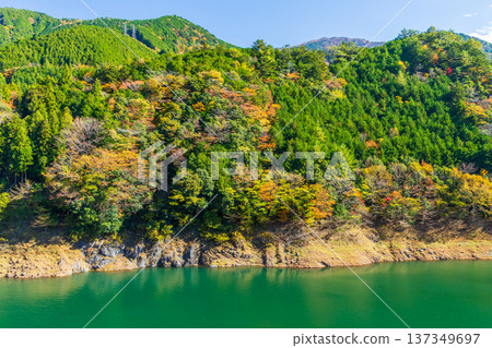 從大井川鐵道井川線奧尾井城站眺望秋景 從大井川鐵道井川線奧尾井城站眺望秋景 137349697