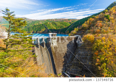 秋季大井川鐵道井川線,從車窗望出去的秋葉美景,井川水壩 秋季大井川鐵道井川線,從車窗望出去的秋葉美景,井川水壩 137349716