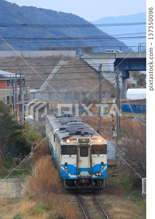 JR四國Kiha 40型柴油動車組疾馳而過,噴吐著黑煙(攝於2026年2月20日) JR四國Kiha 40型柴油動車組疾馳而過,噴吐著黑煙(攝於2026年2月20日) 137350096