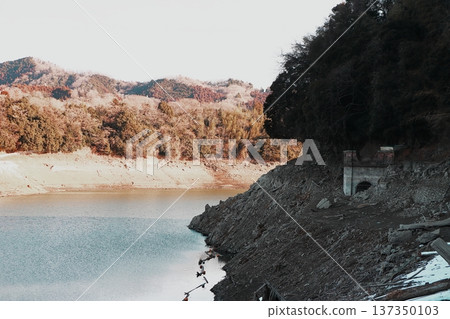 【神奈川縣】由於創紀錄的乾旱，原橫濱自來水公司布渡井隧道（水道隧道）從築井湖底顯露出來。 137350103