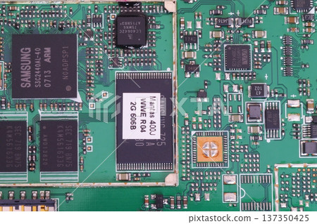 汽車導航系統內部的電子電路 汽車導航系統內部的電子電路 137350425