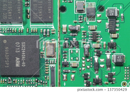 汽車導航系統內部的電子電路 137350429