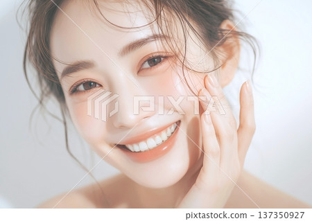 Beautiful skin woman in her 30s and 40s 137350927