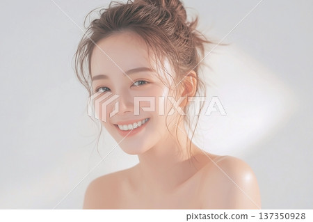 30多歲和40多歲擁有美麗肌膚的女性 30多歲和40多歲擁有美麗肌膚的女性 137350928