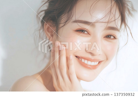 30多歲和40多歲擁有美麗肌膚的女性 30多歲和40多歲擁有美麗肌膚的女性 137350932