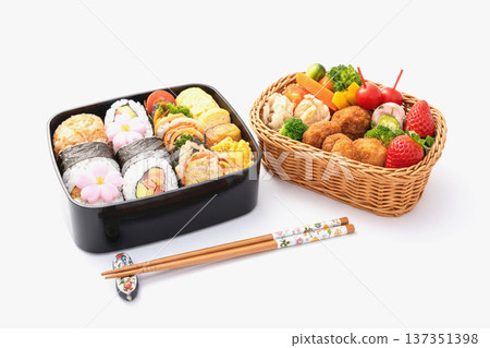 櫻花樹下賞櫻便當和春日野餐便當的圖片素材 137351398