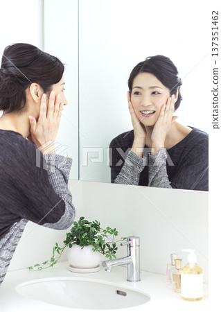中年婦人照鏡子 137351462
