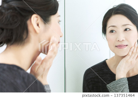中年婦人照鏡子 137351464