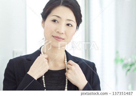 中年婦人照鏡子 137351487