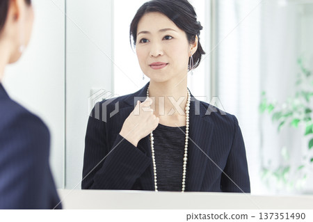 中年婦人照鏡子 137351490