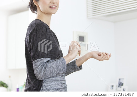 女人穿著香水 137351497