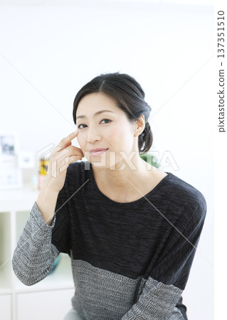 中年婦女雙手摀臉 137351510