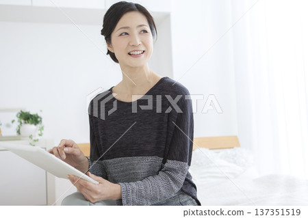 操作平板電腦的中年婦女 137351519