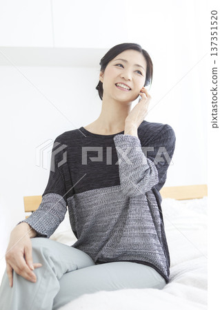 中年婦女談話在智能手機 137351520