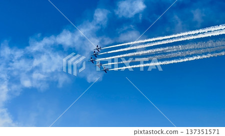 在天空中的凝結尾跡 137351571