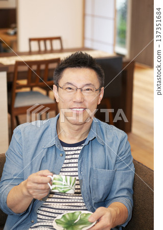 Middle-aged man drinking coffee 137351684