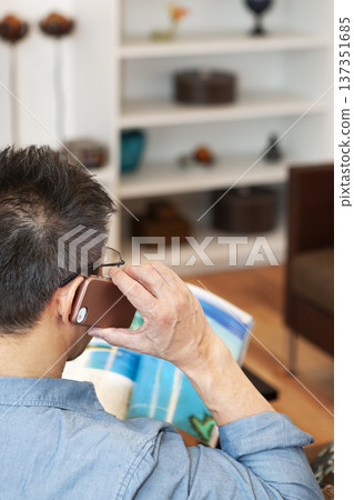 中年男子談移動電話 137351685