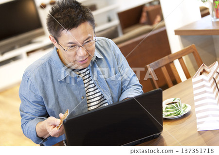 操作筆記型電腦的中年男子 137351718